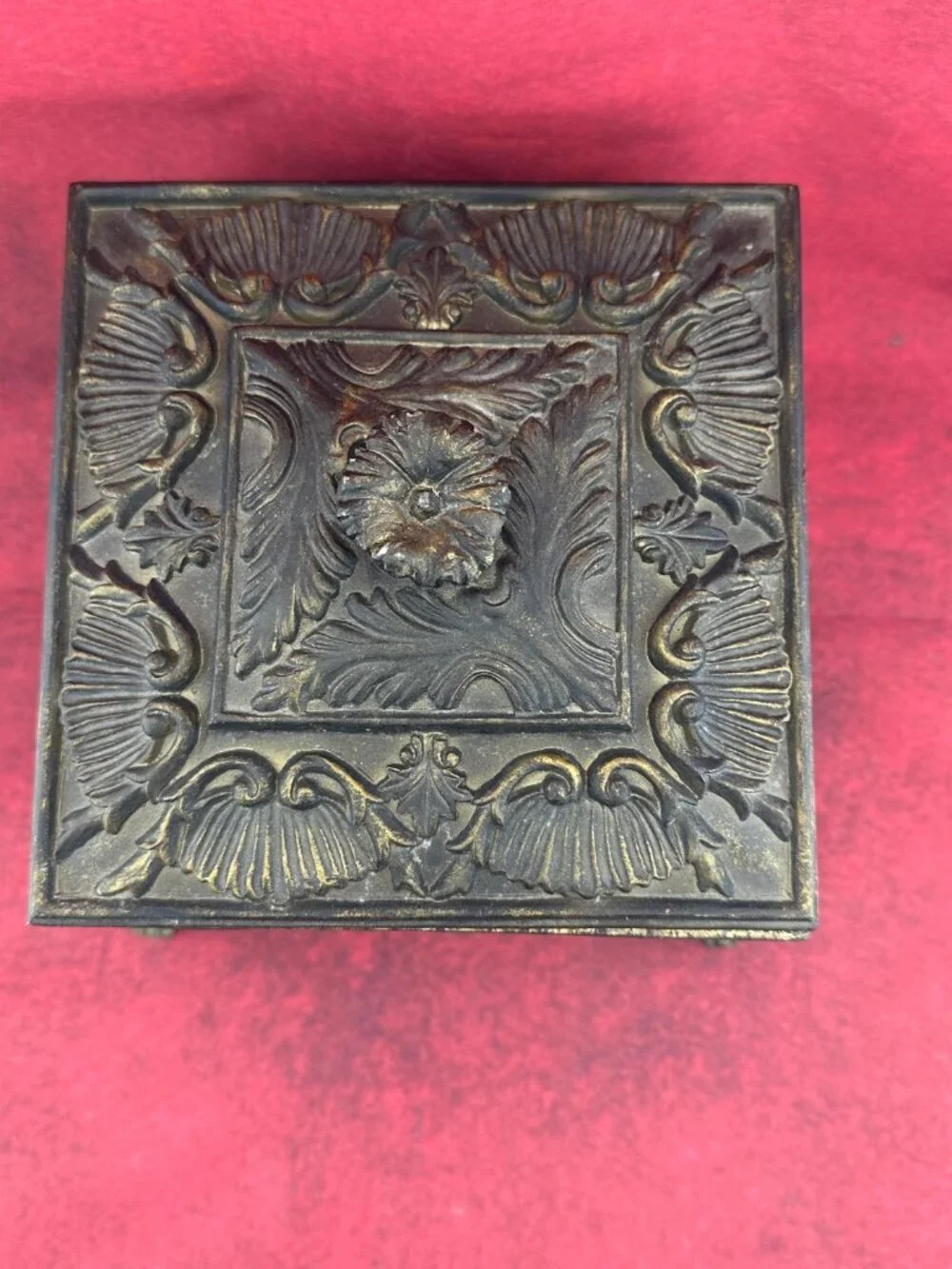 VINTAGE FOOTED JEWELRY RESIN DECORATED WITH FLORAL RELIEFS SQUARE BOX